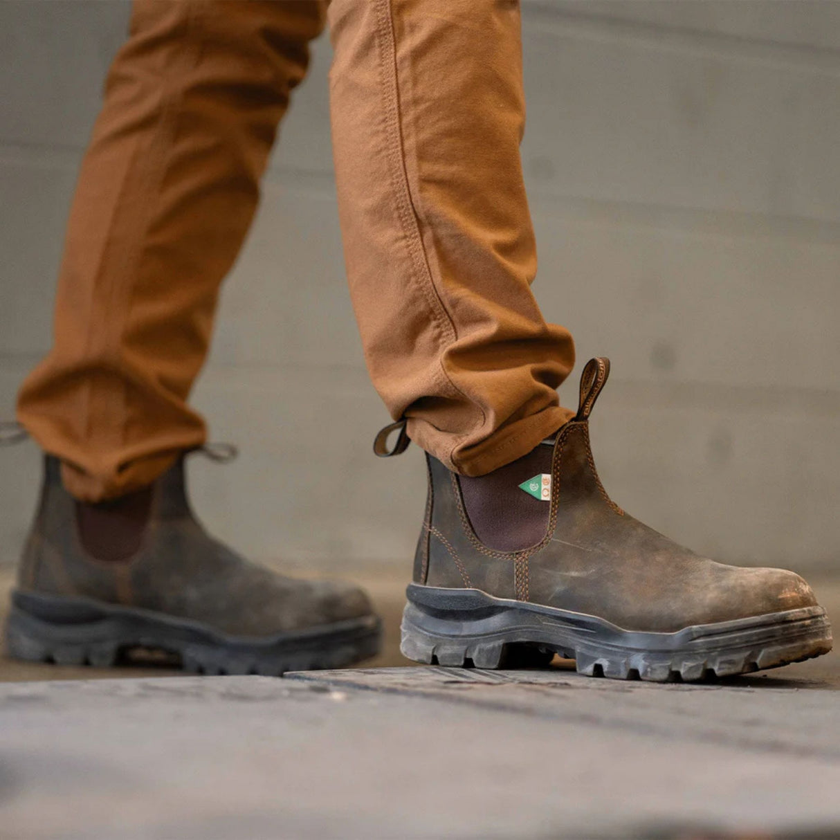 Botte-travail-Blundstone-8302-brun-lifestyle-2