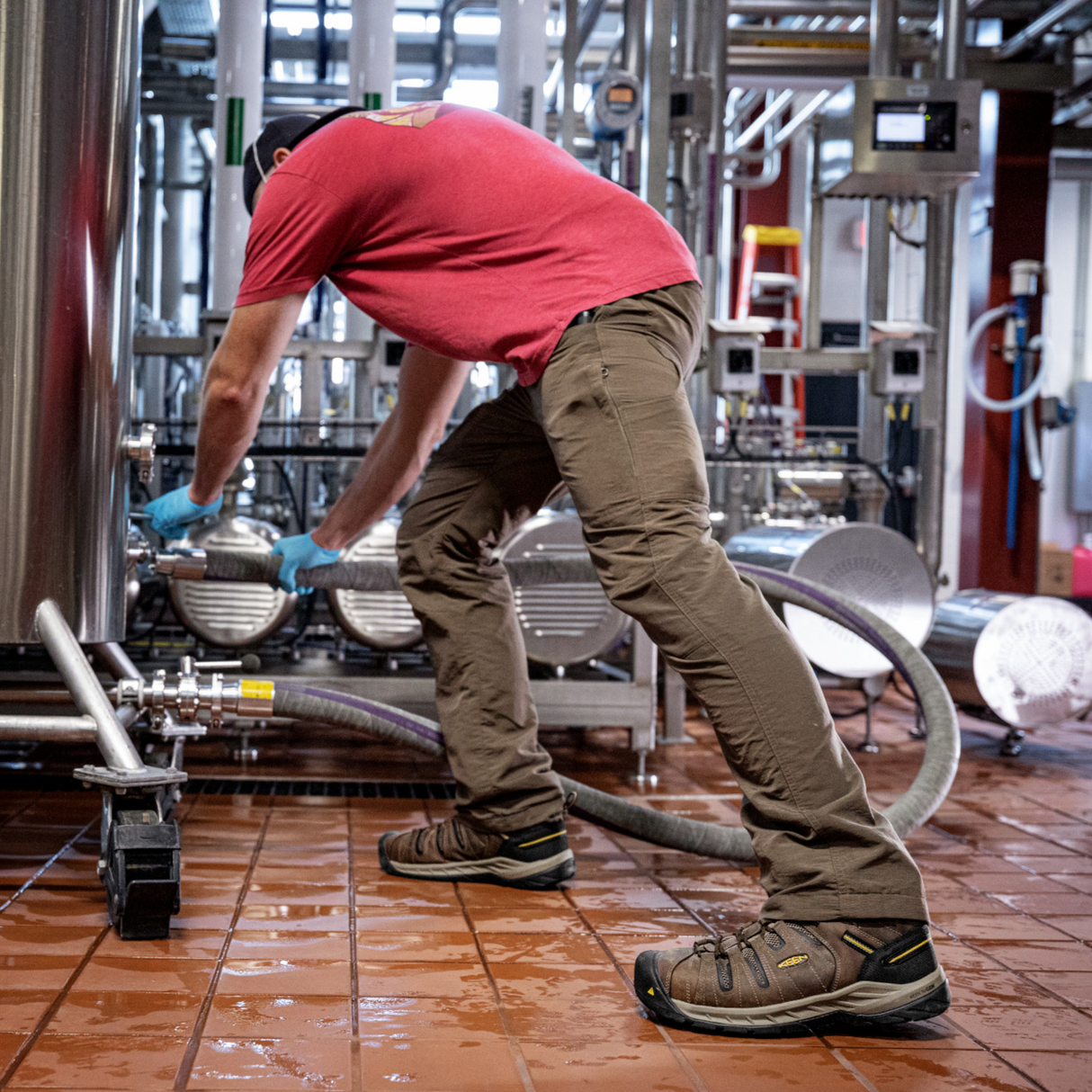 Bottes-travail-Keen-1023252-brun-lifestyle-1