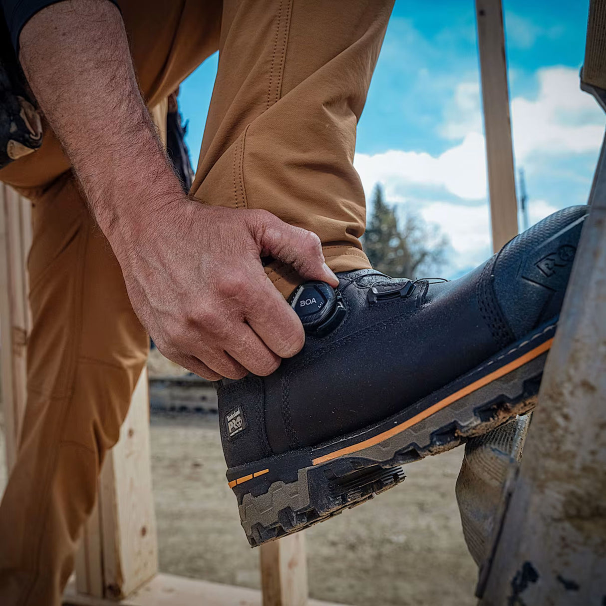 Bottes de travail imperméables Timberland, style hiver, en noir, avec semelle robuste et protection contre l'humidité.