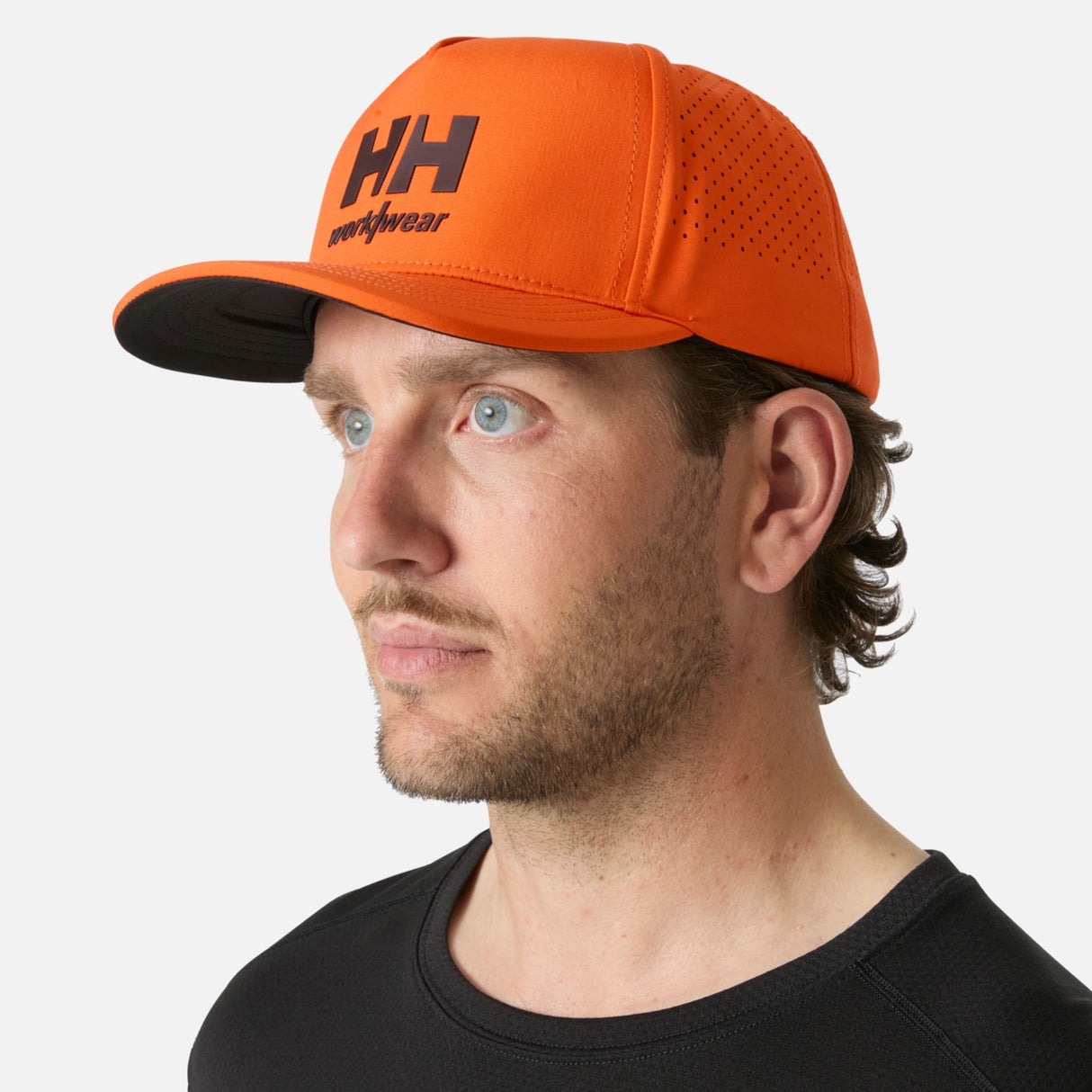 Casquette orange Helly Hansen pour homme, confort ventilé et visibilité accrue, accessoire sportif et pratique.