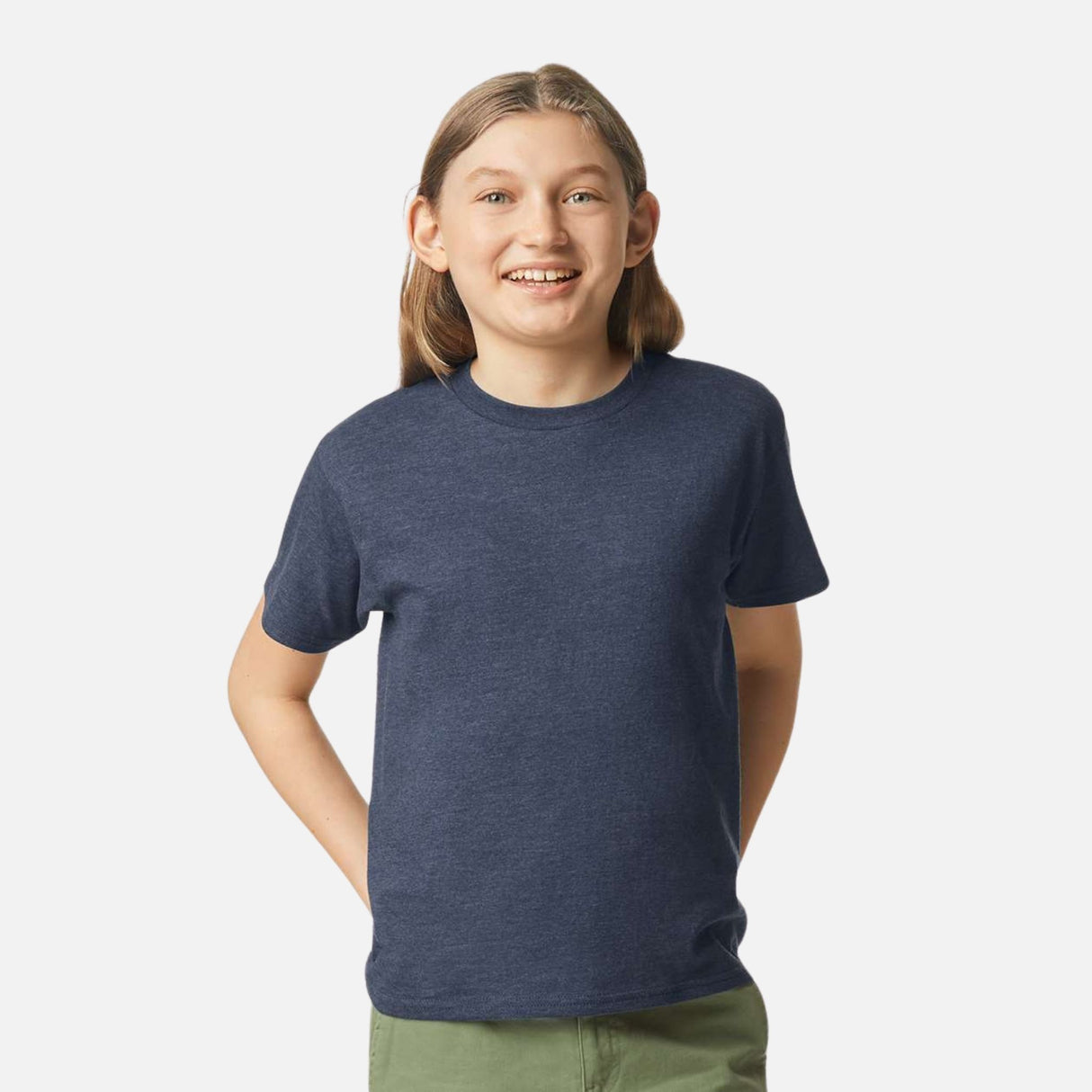 Chandails-enfants-MC-CVC-GILDAN-S_S-64000B-brume-marine-devant-mannequin