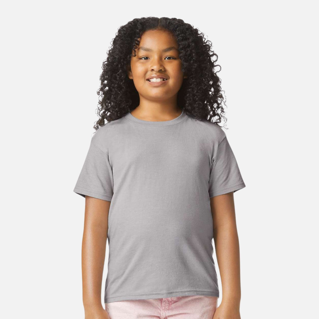 Chandails-enfants-MC-CVC-GILDAN-S_S-64000B-ciment-devant-mannequin