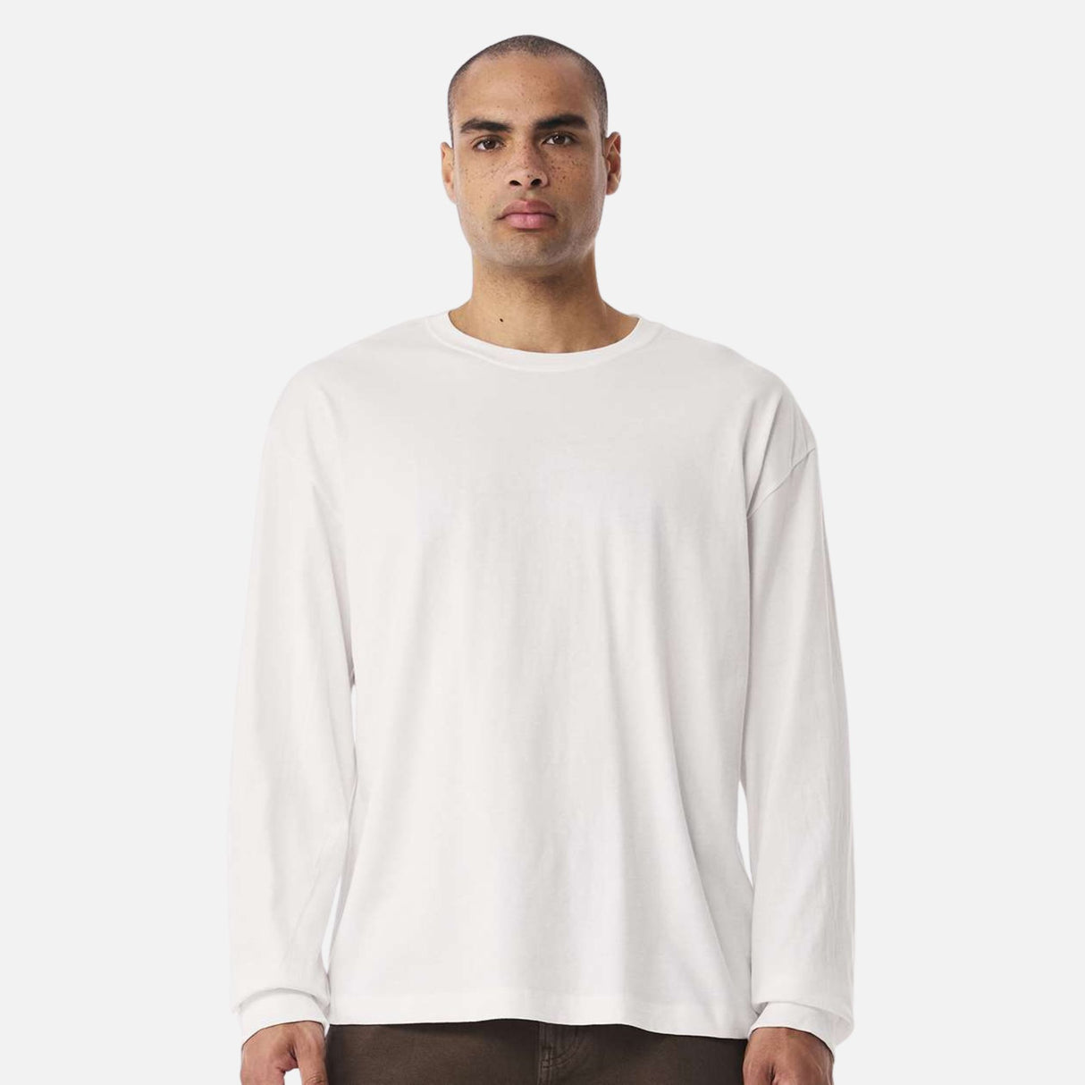 T-shirt manches longues Bella + Canvas, vêtement en coton blanc avec col rond, affiché sur un mannequin.