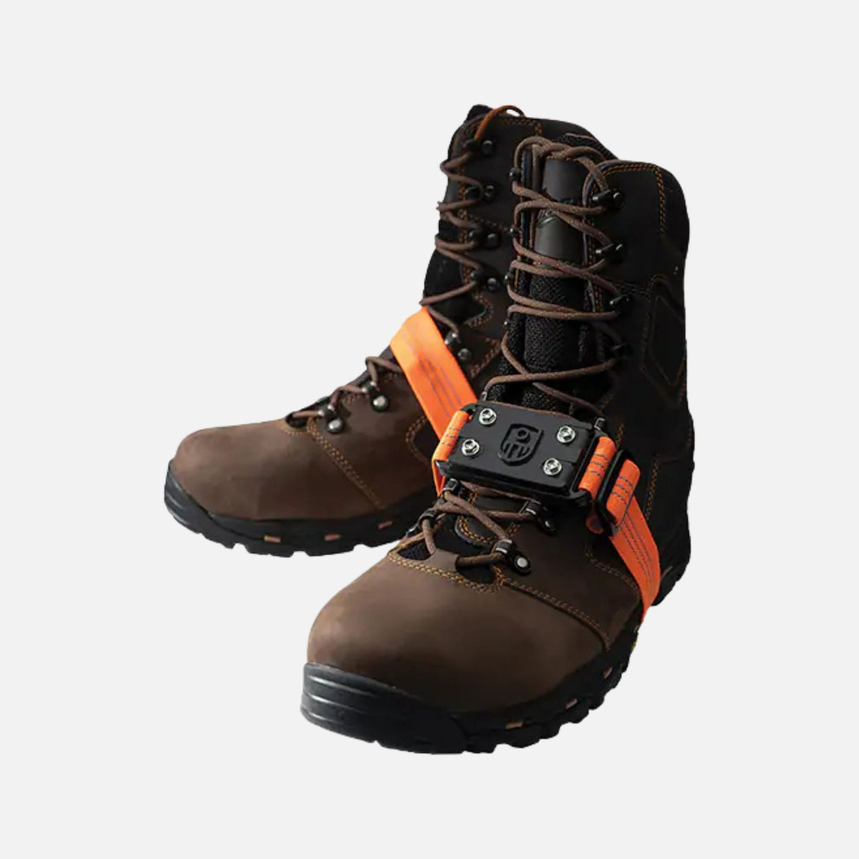 Crampons-bottes-mid-cleat-orange-dessus-botte