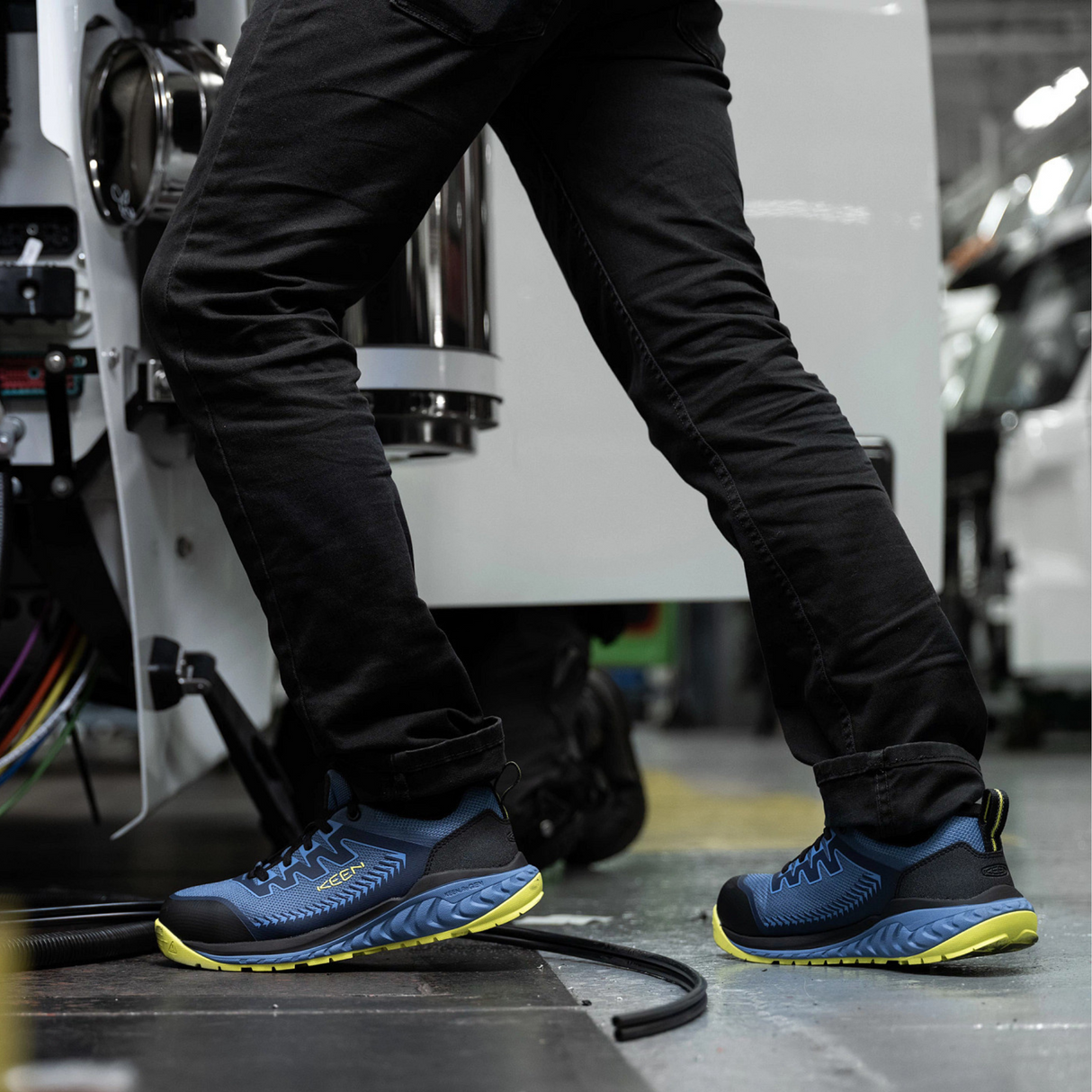 Espadrille-travail-Keen-1027681-bleu-lifestyle-1