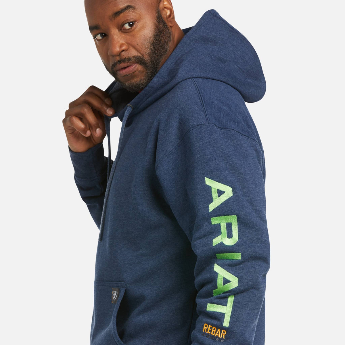 Chandail à capuchon Ariat en molleton bleu marine, manches longues, vêtement confortable et élégant pour un style décontracté.