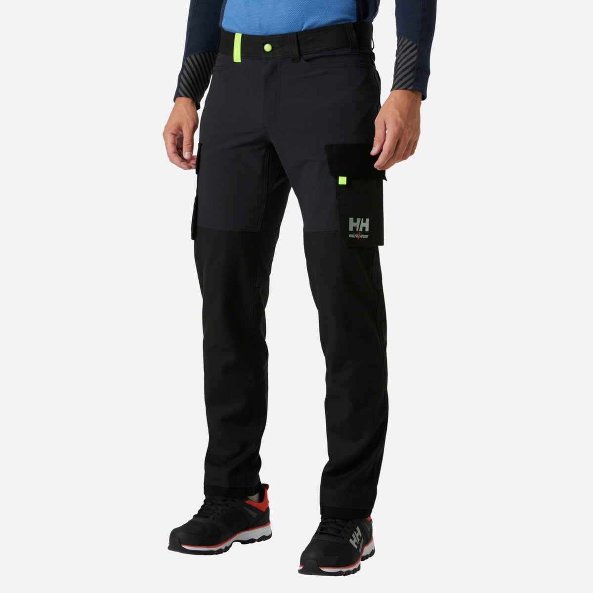 Pantalon cargo Helly Hansen Oxford 4x noir pour le travail, avec poches pratiques et tissu résistant à l'usure.
