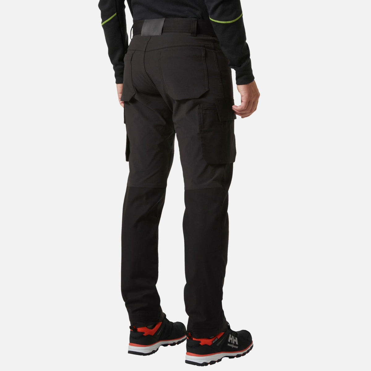 Pantalon cargo noir Helly Hansen pour le travail, conçu pour la mobilité et le confort au travail, avec plusieurs poches.