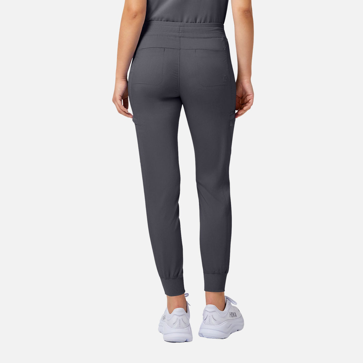 Pantalon jogger femme MedCouture en tissu confort, style décontracté, couleur pewter, porté avec un haut blanc.