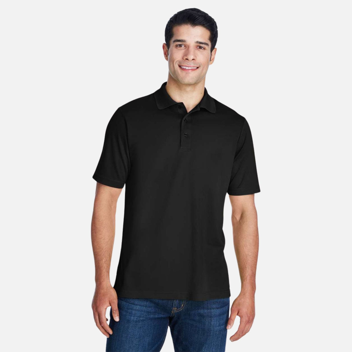 Polo performance noir Core365 pour homme, vêtement polo en tissu léger avec col et logo sur la poitrine.
