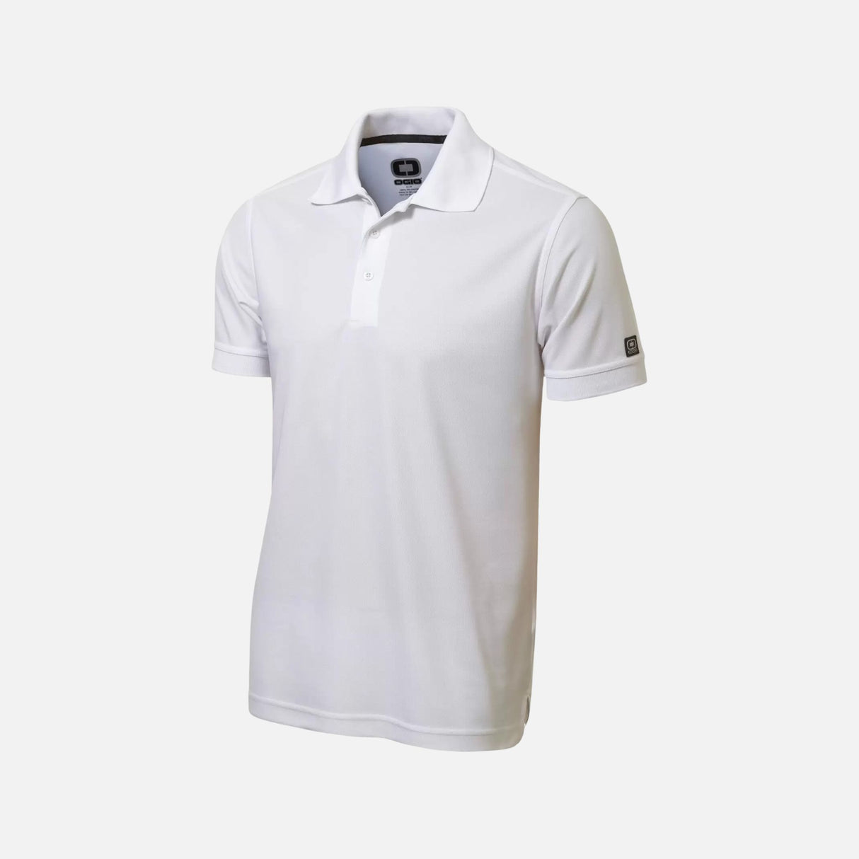 Polo à manches courtes OGIO OG101 blanc, vêtements polo pour homme, tissu léger et confortable, porté sur mannequin.