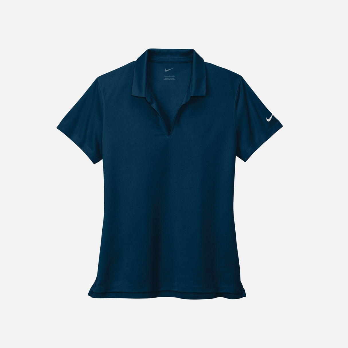 Polo à manches courtes pour femme Nike, modèle Sanmar, couleur marine, tissu léger, porté sur mannequin.