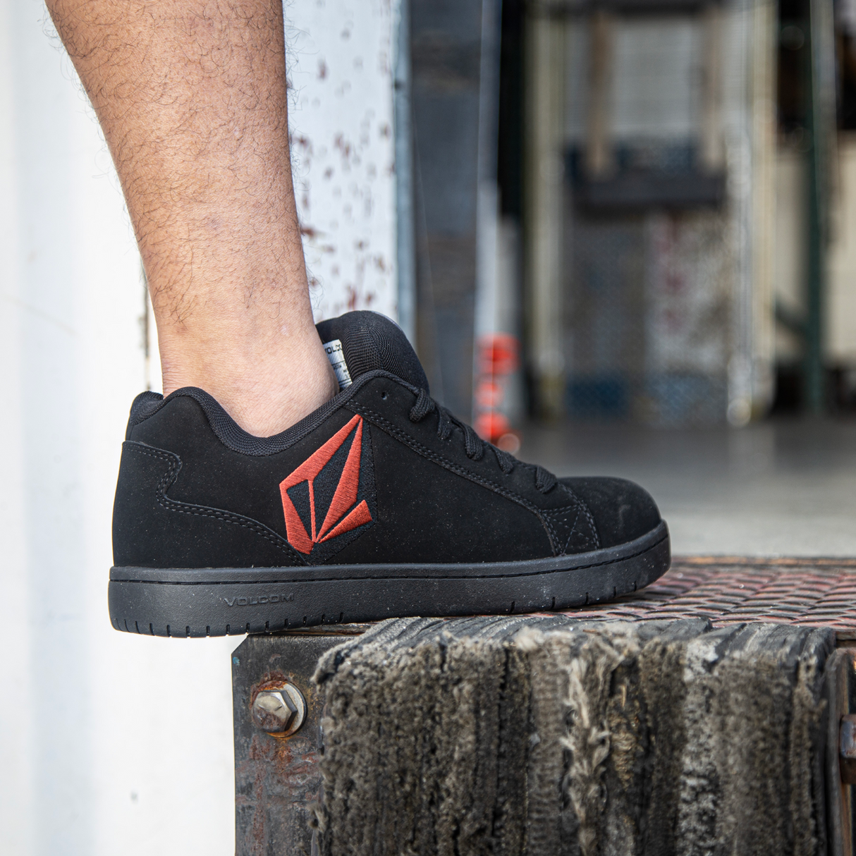 Souliers-travail-homme-Volcom-VC30802-gris-lifestyle-1