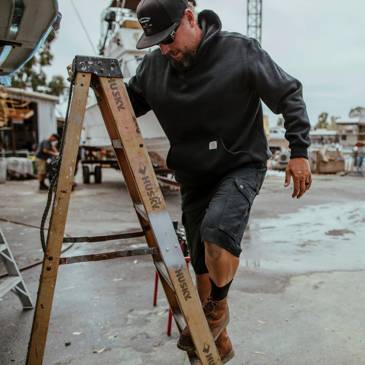 Sweat-a-capuche-Carharrt-K121-noir-lifestyle-1