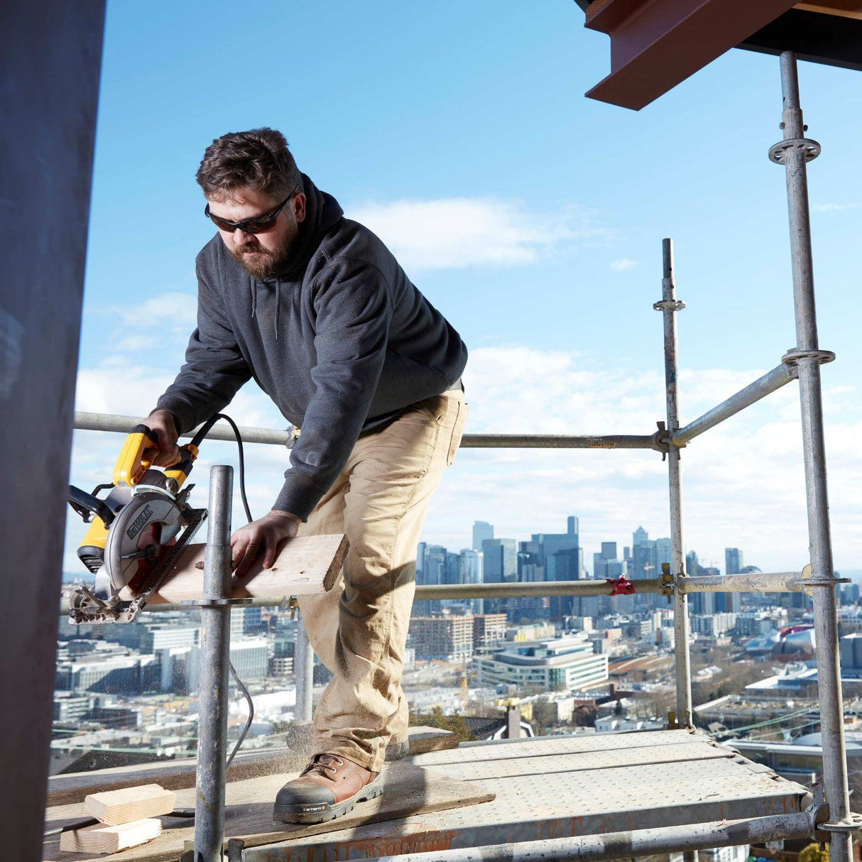 Sweat-a-capuche-Carharrt-K121-noir-lifestyle-2