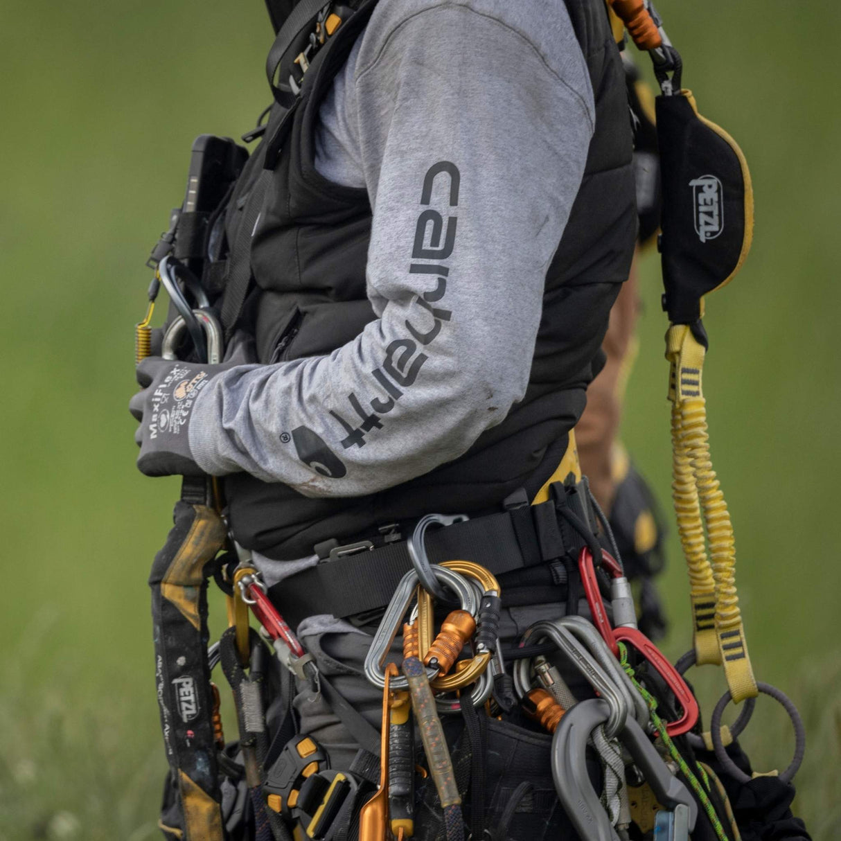 T-shirt-a-manches-longues-Carharrt-K231-noir-lifestyle-1