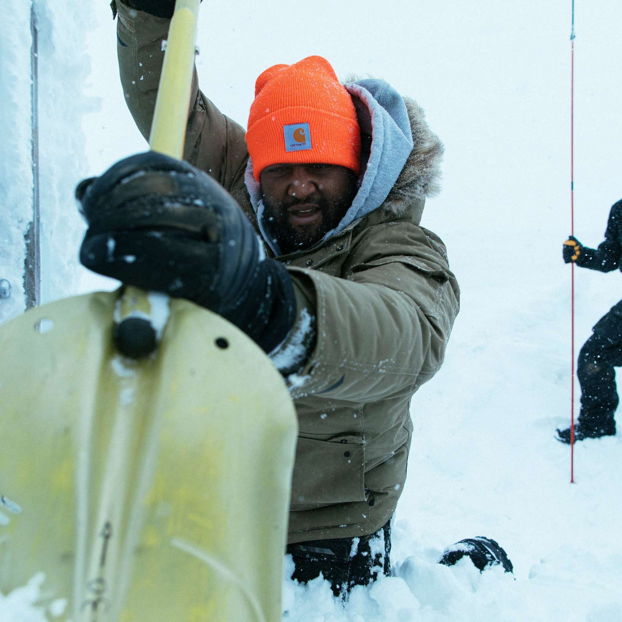 Tuque-Carharrt-A18BOG-orange-lifestyle-1