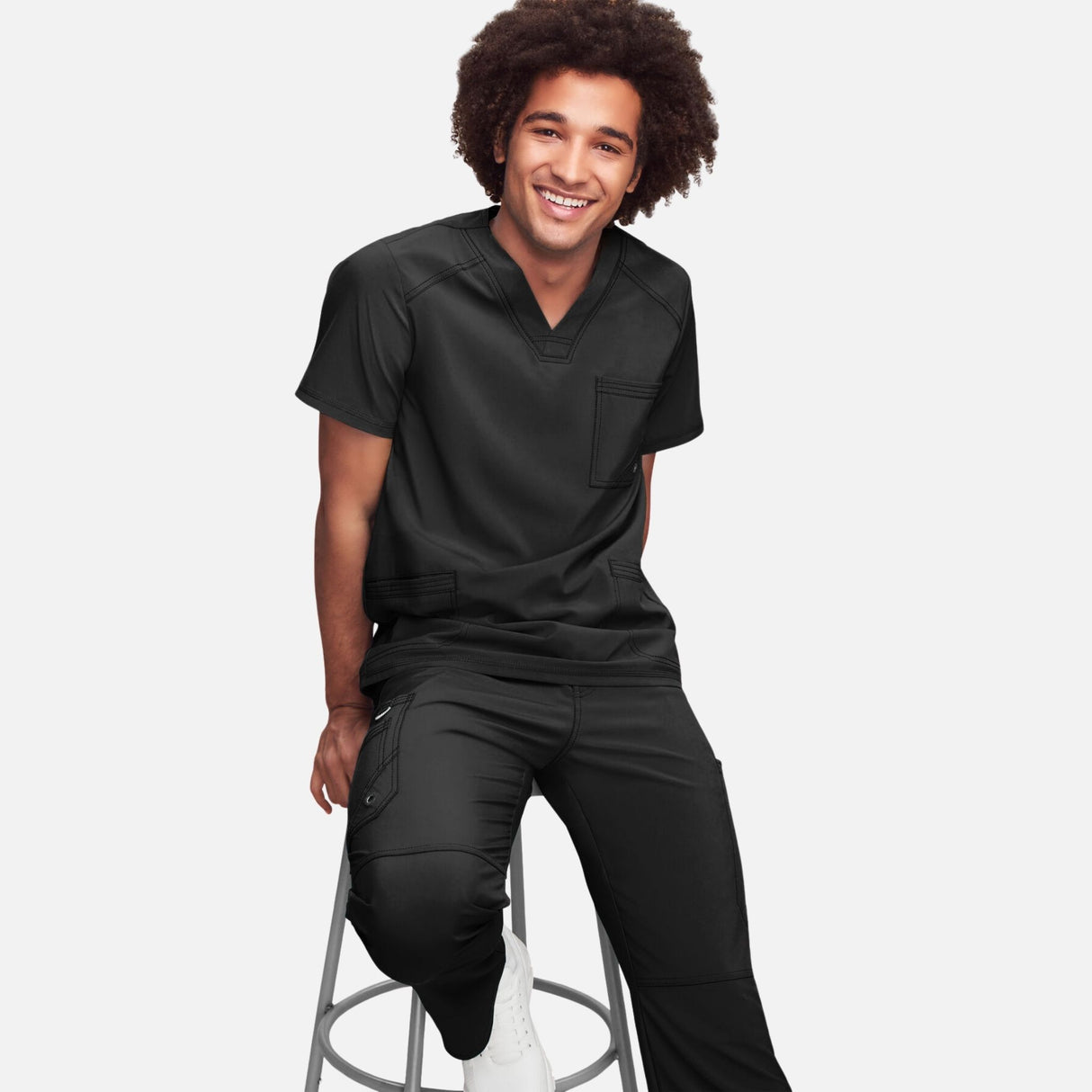 Uniforme-col-V-Cherokee-CK900A-noir-devant-mannequin