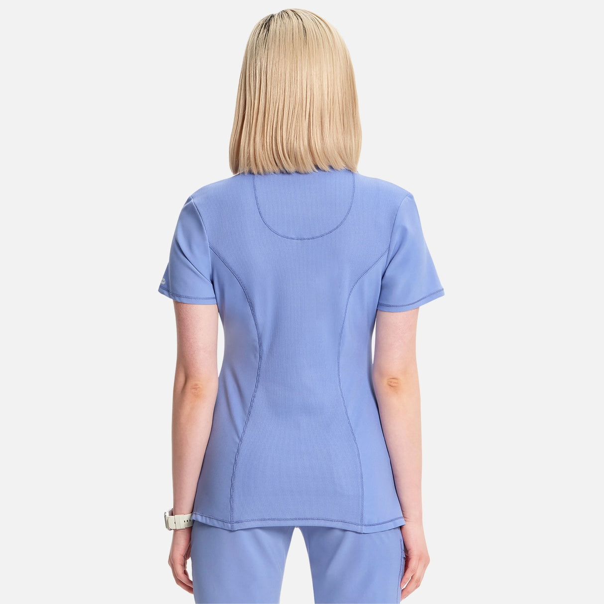 Uniforme-col-rond-Cherokee-2624A-bleu-ciel-derrière-mannequin