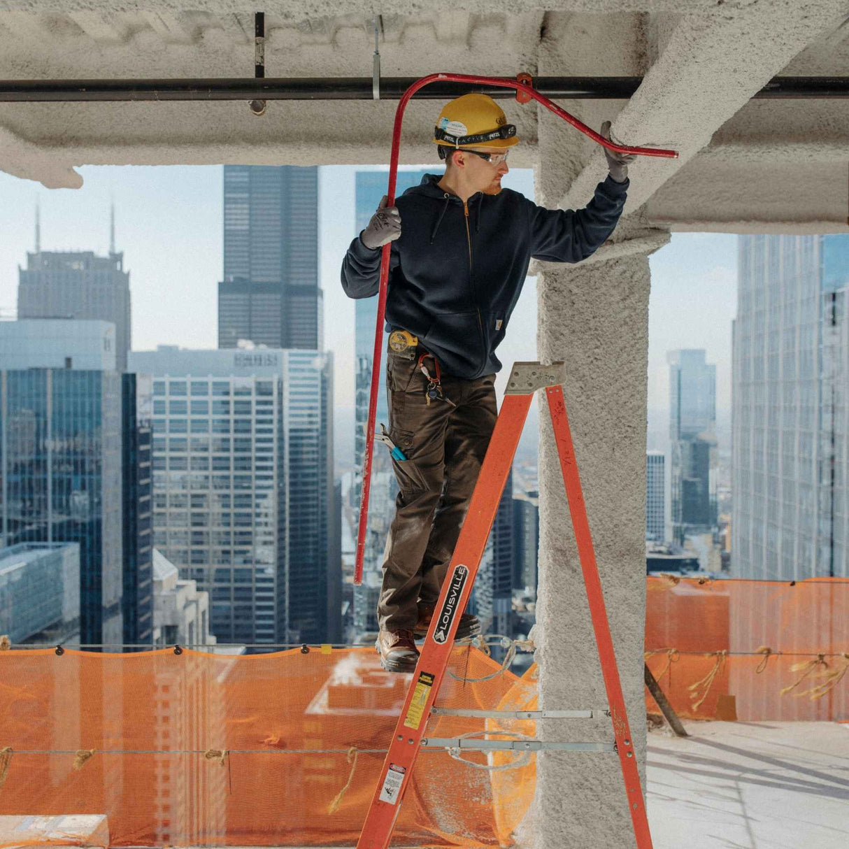 Veste-capuchon-zip-Carharrt-k122-noir-lifestyle