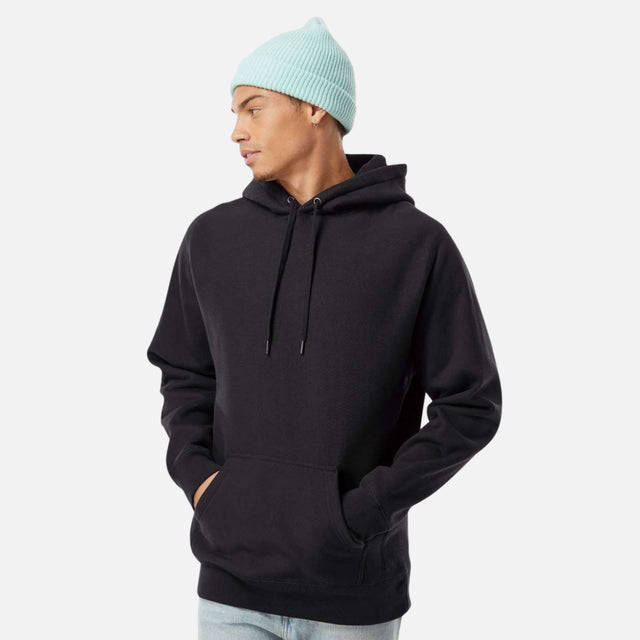Pull à capuche épais unisexe Legend de Independent Trading Co. en tissu confortable, vue de face, modèle porté, couleur gris clair.