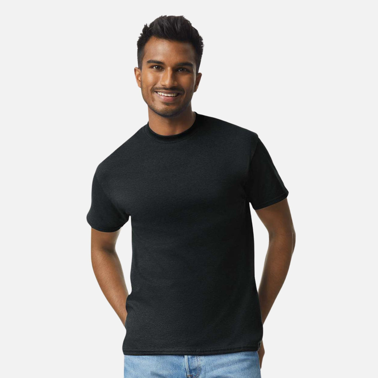 T-shirt en coton prérétréci Gildan, vêtement classique, robuste, avec une coupe simple et un tissu épais visible sur l'image.