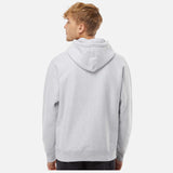 Pull à capuche épais unisexe Legend de Independent Trading Co., en coton, porté sur mannequin, style décontracté et confortable.