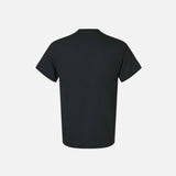 T-shirt en coton prérétréci Gildan, vêtement classique robuste avec une coupe droite et une texture douce visible sur l'image.