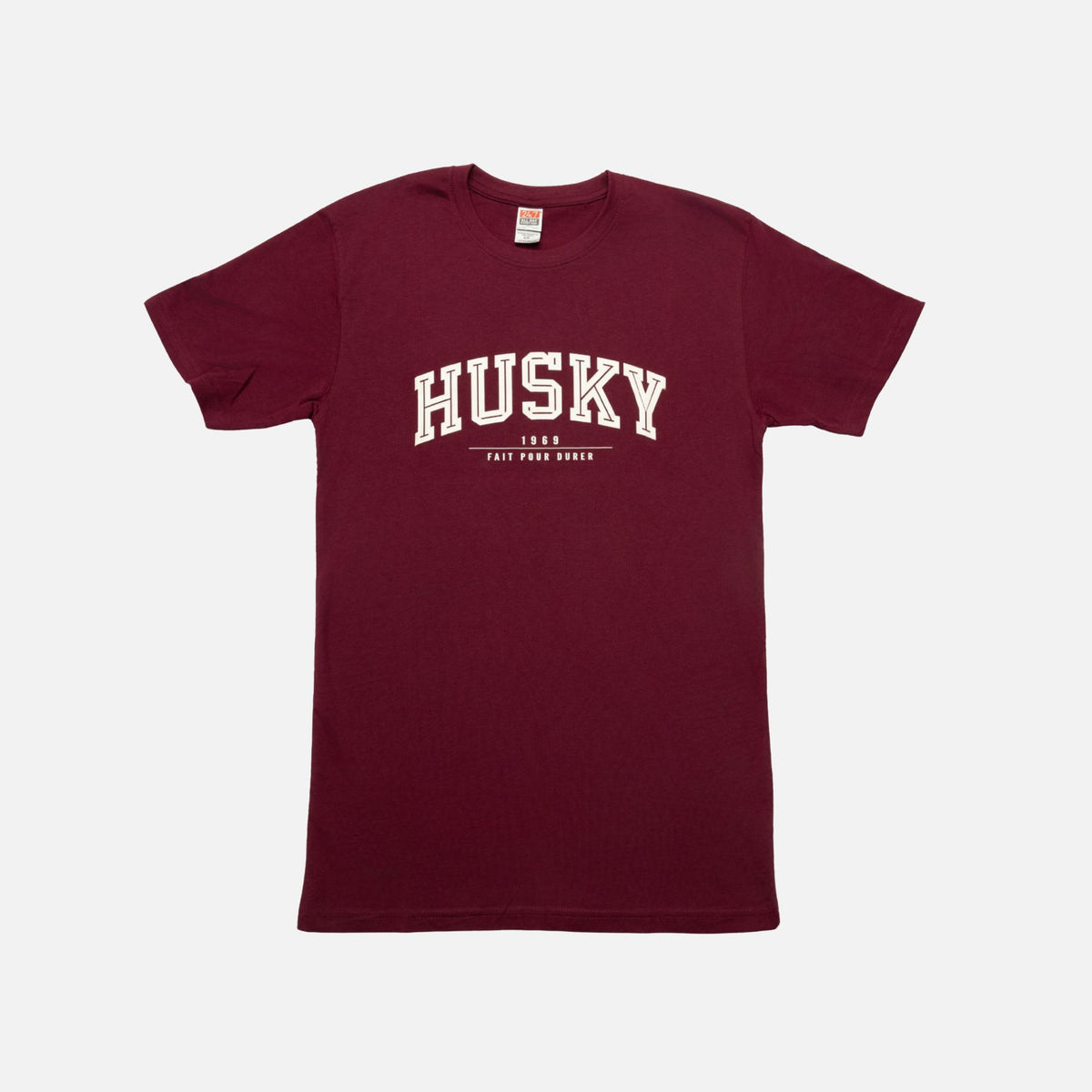 T-shirt L'Essentiel HUSKY en coton, coupe classique, couleur neutre, porté par un mannequin, détails du design visible.