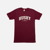 T-shirt L'Essentiel HUSKY en coton, coupe classique, couleur neutre, porté par un mannequin, détails du design visible.