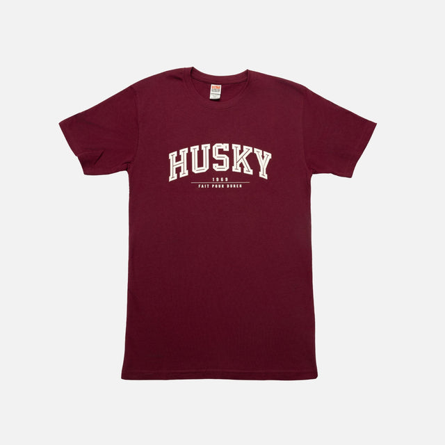 T-shirt L'Essentiel HUSKY en coton, coupe classique, couleur neutre, porté par un mannequin, détails du design visible.