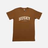 T-shirt HUSKY L'Essentiel, vêtement décontracté en coton avec logo imprimé, porté par un mannequin.