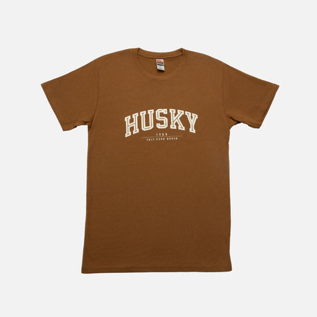 T-shirt HUSKY L'Essentiel, vêtement décontracté en coton avec logo imprimé, porté par un mannequin.