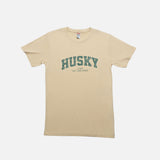 T-shirt L'Essentiel de la collection HUSKY, en coton, couleur unie, porté sur mannequin, détail du col et logo visible.