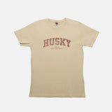 T-shirt L'Essentiel de la collection HUSKY, vêtement pour homme ou femme, en coton blanc avec logo HUSKY visible.