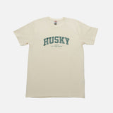 T-shirt L'Essentiel HUSKY en coton blanc avec logo discret, porté sur un mannequin, mode décontractée, collection HUSKY.