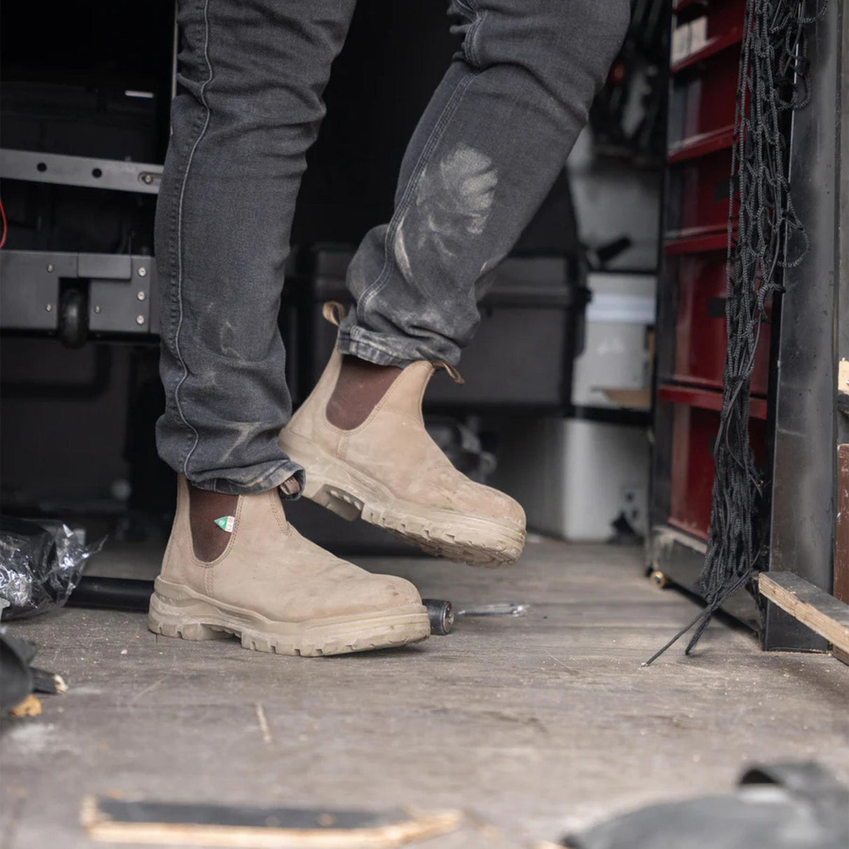 Botte-travail-Blundstone-8303-beige-lifestyle-1