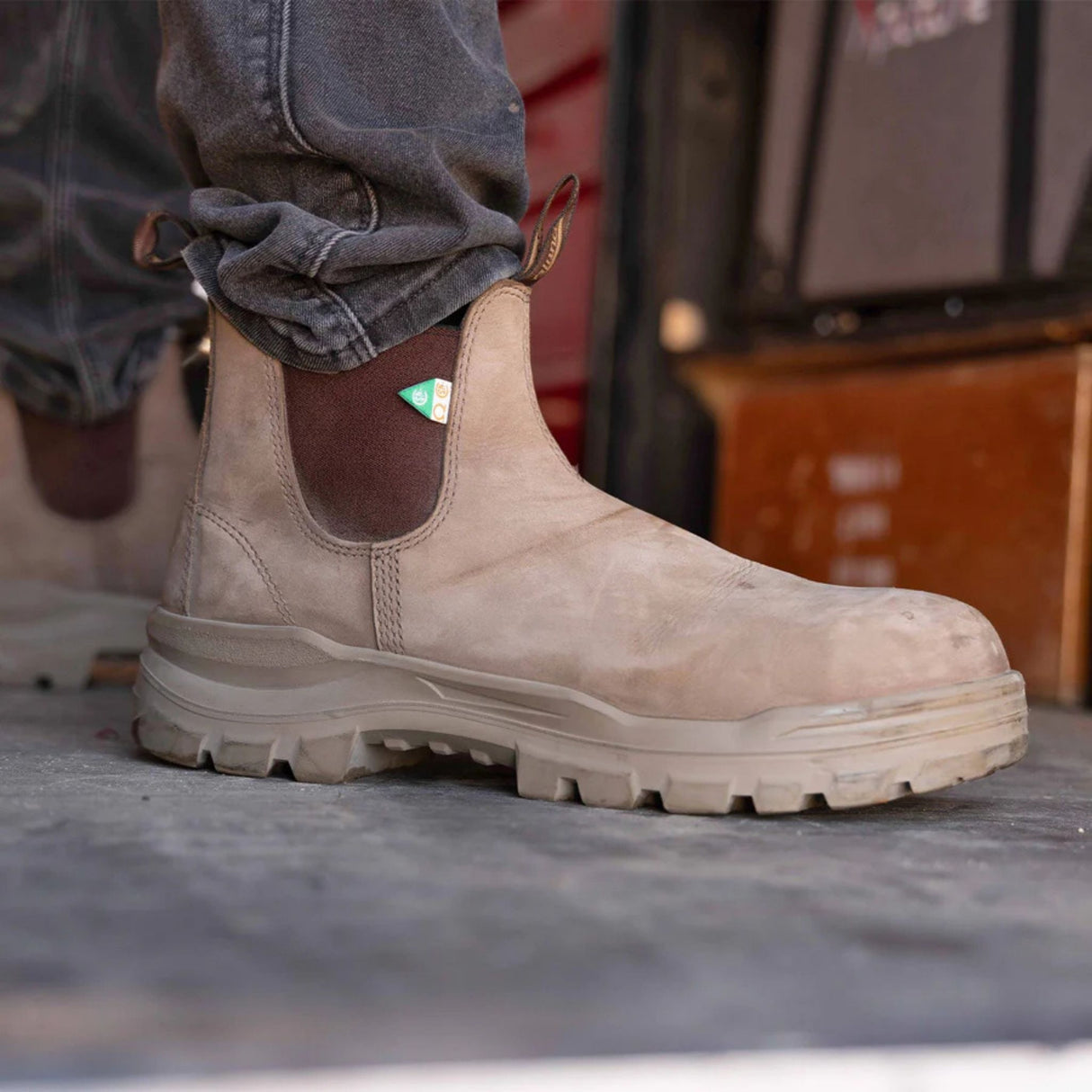 Botte-travail-Blundstone-8303-beige-lifestyle-2