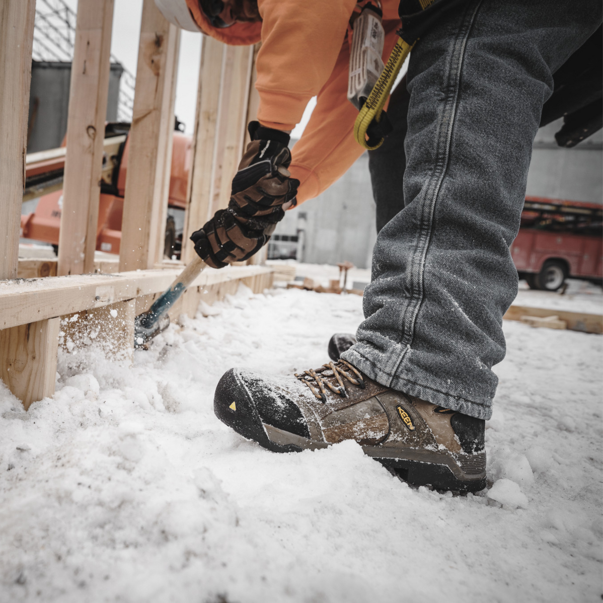 Bottes-travail-Keen-1017799-brun-lifestyle-1