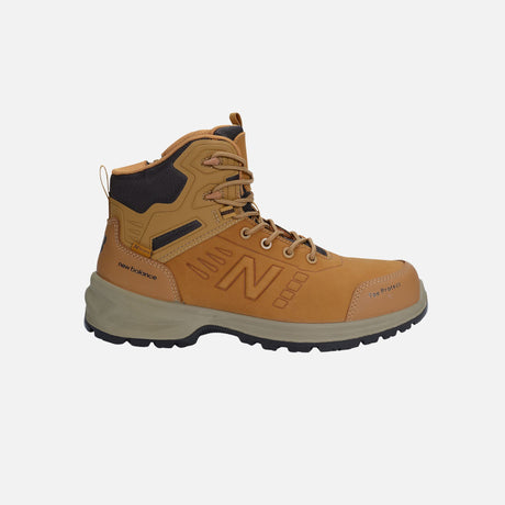 Bottes de travail New Balance MCCLEHPW en tan, chaussures de sécurité confortables et protectrices pour le travail.