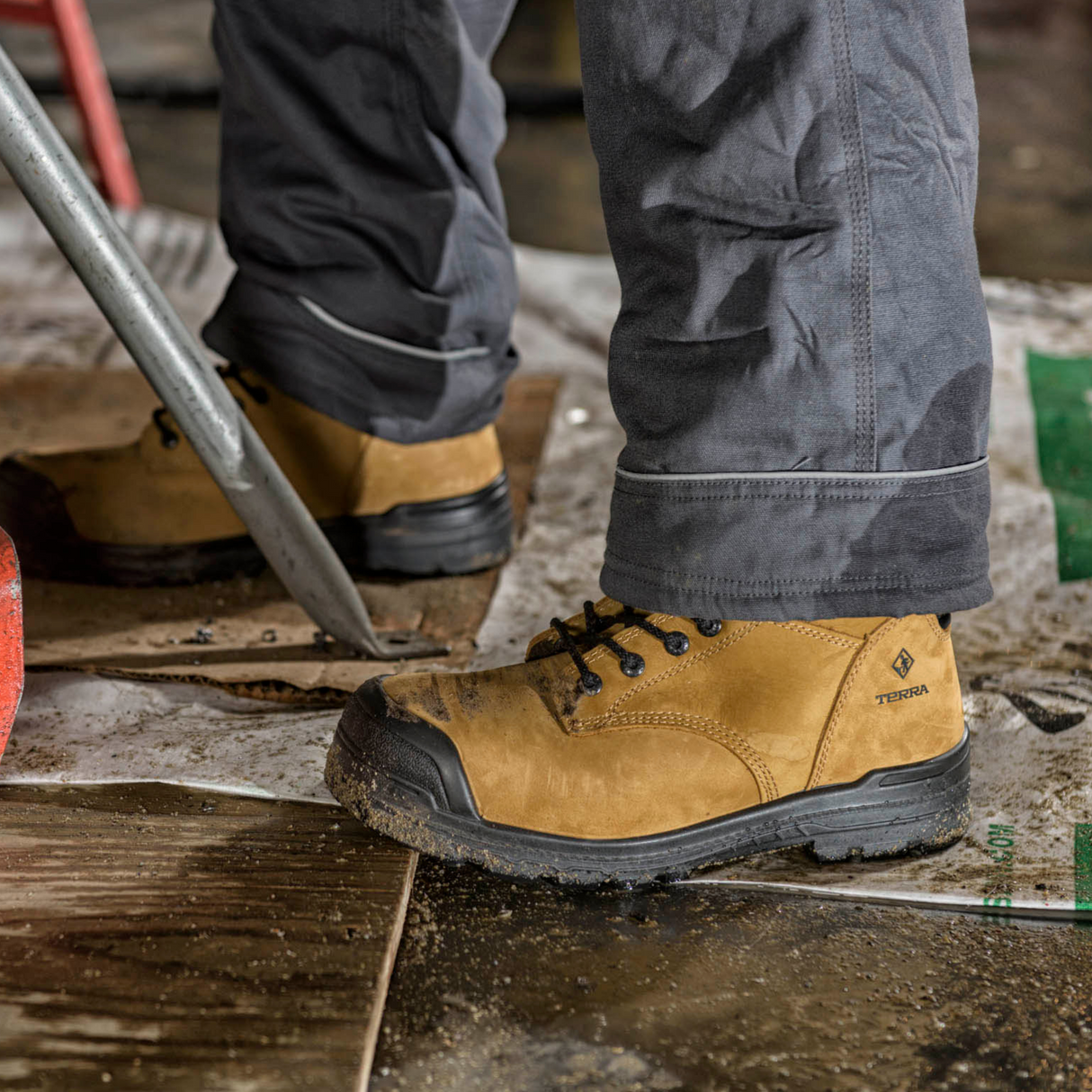 Bottes-travail-Terra-2974b-brun-lifestyle-1