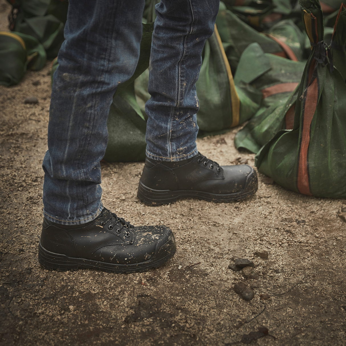 Bottes-travail-Terra-2974b-noir-lifestyle-1