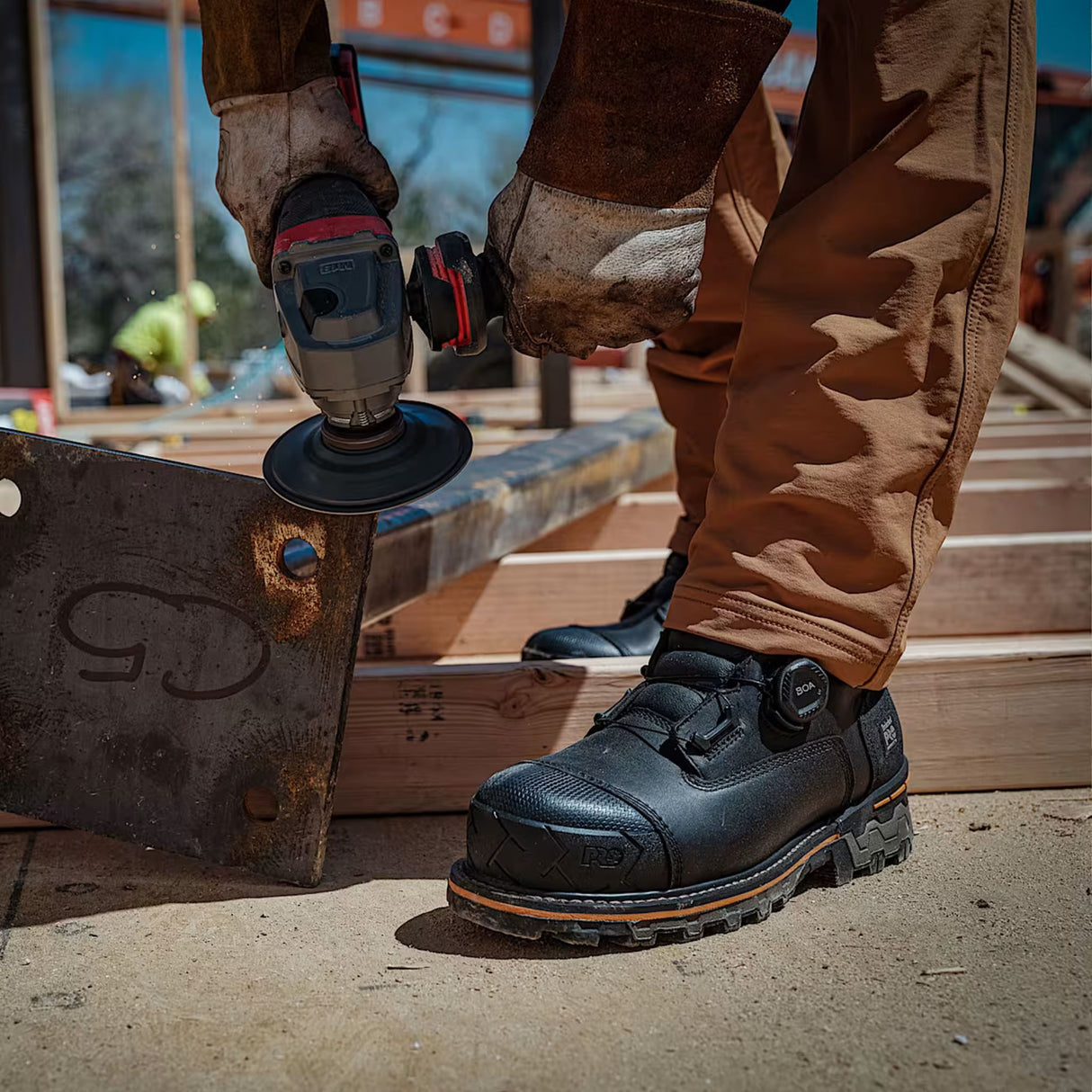 Bottes de travail Timberland imperméables pour l'hiver, en noir, offrant protection robuste et stabilité.