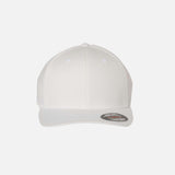 Casquette à filet structurée six panneaux Flexfit blanche, accessoire de mode pour le sport ou le casual, vue de face.