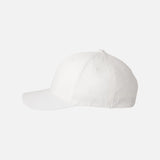 Casquette Flexfit à filet structurée six panneaux blanche, accessoire pour le sport ou la mode.