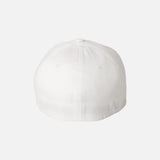 Casquette Flexfit à filet structurée six panneaux, couleur blanche, accessoire mode pour sports ou casual.