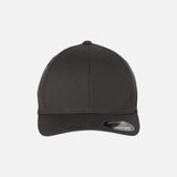 Casquette Flexfit à filet structurée six panneaux de couleur gris foncé, accessoire pour le sport ou le style décontracté.