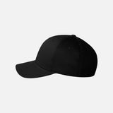 Casquette Flexfit à filet structurée six panneaux noire, accessoire pour le sport ou la mode, en tissu léger et respirant.