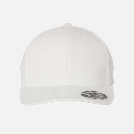 Casquette ajustable Flexfit 110C blanche, confortable, gestion de l'humidité, accessoire pour le sport ou le casual.