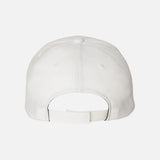 Casquette Flexfit 110C ajustable blanche, légère, confortable, idéal pour la gestion de l'humidité, accessoire de sport et de style.
